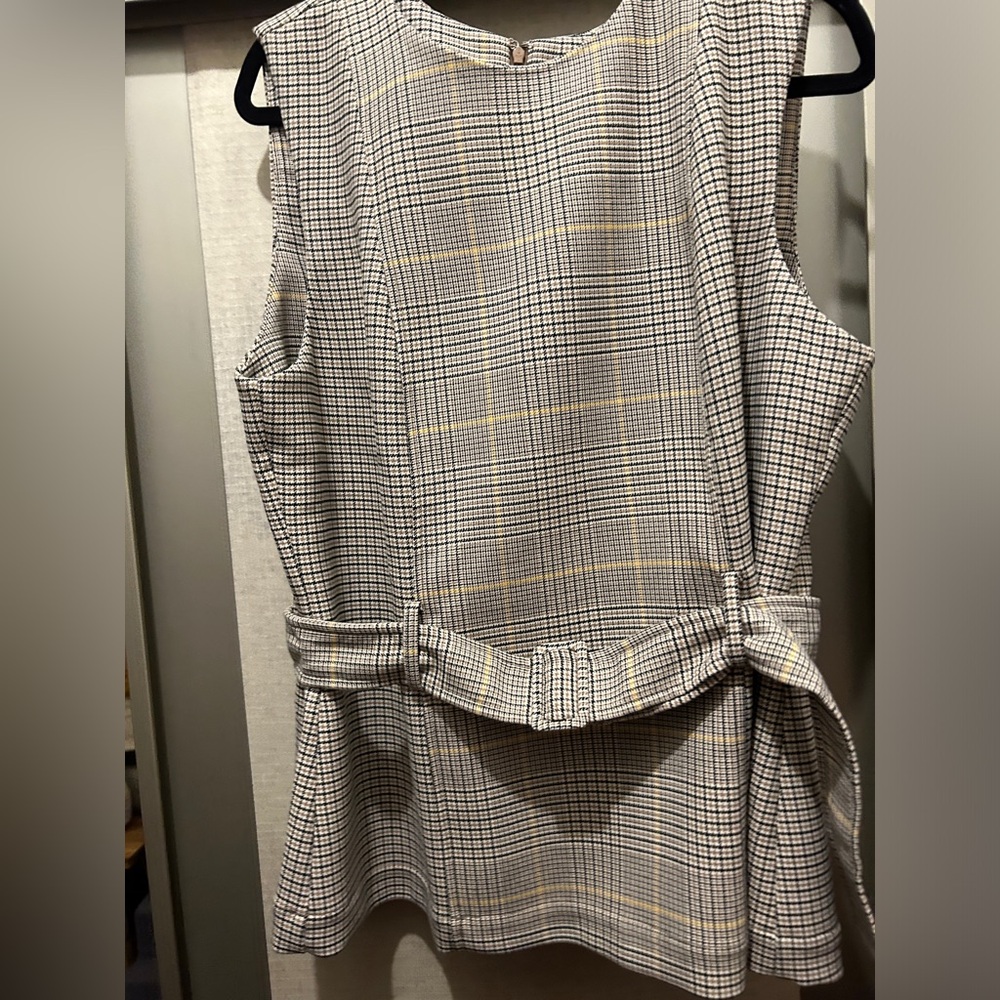 Professional sleeveless top with belt